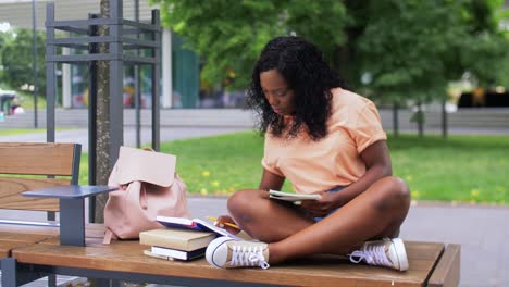 Afrikanische-Studentin-Mit-Laptop-Und-Büchern-In-Der-Stadt