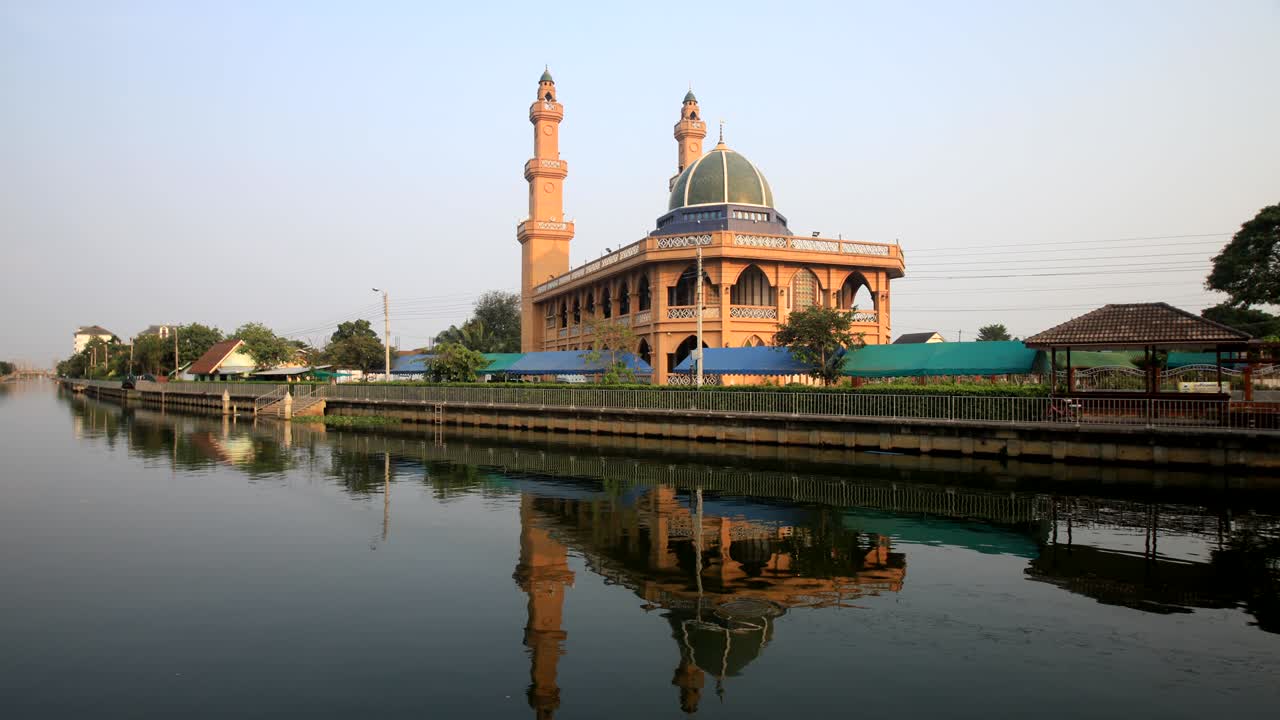 masjid yamiun ibada (ban thang khwai) es una hermosa mezquita en bangkok, tailandia