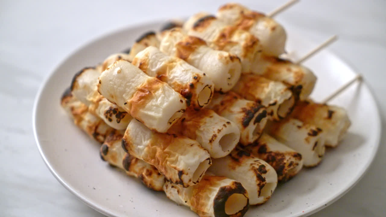 관 모양의 어묵 또는 관오징어 꼬치 구이