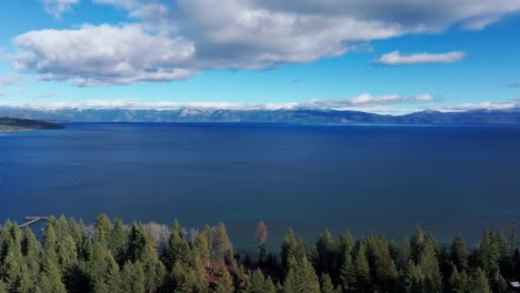 drone voando sobre as árvores na costa do lago tahoe em um dia ensolarado