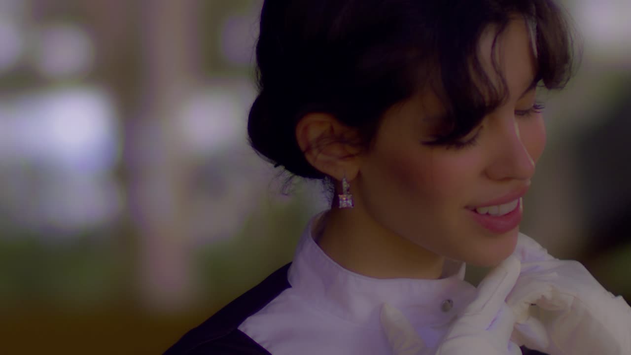 장갑과 승마 의복 을 입은 사랑스러운 승마자