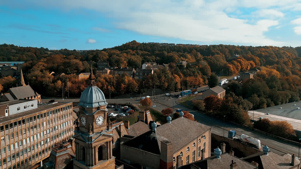 역사적인 타운 센터와 듀즈베리 타운홀을 보여주는 영국 웨스트 요크셔의 듀즈베리 영국 시장 타운 센터의 공중 드론 영상