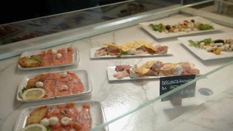 ensaladas y aperitivos de pescado en restaurantes de autoservicio