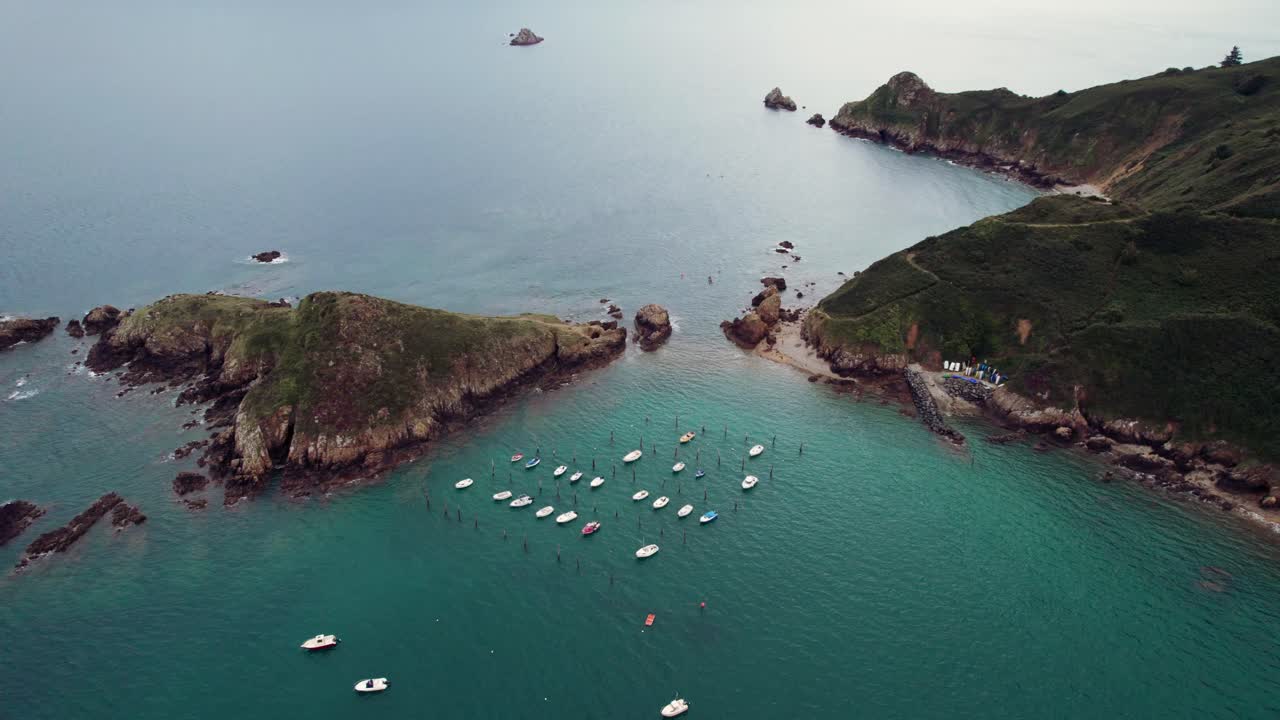 프랑스 브리타니의 플루하 (plouha) 에 있는 기인 제갈 마리나 (gwin zegal marina) 위에서 무인기가 촬영된 사진은 흐린 날의 상류에서 절벽과 바다를 보여준다.