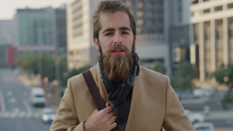 retrato atractivo joven empresario en la ciudad disfrutando de un estilo de vida urbano independiente barbudo hombre caucásico vistiendo moda elegante buscando confianza en cámara lenta