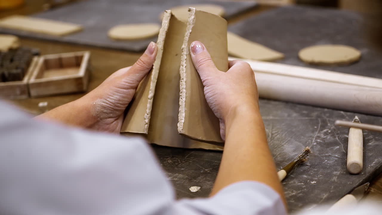 점토를 형성하는 손