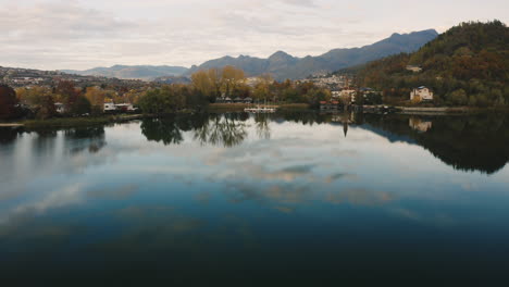 Drone-Vuela-Sobre-Las-Aguas-Verde-Azulado-Del-Lago-Caldonazzo-Hacia-Veleros