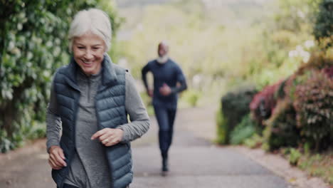 Senior,-Fitness-Y-Pareja-De-Amigos-Corriendo