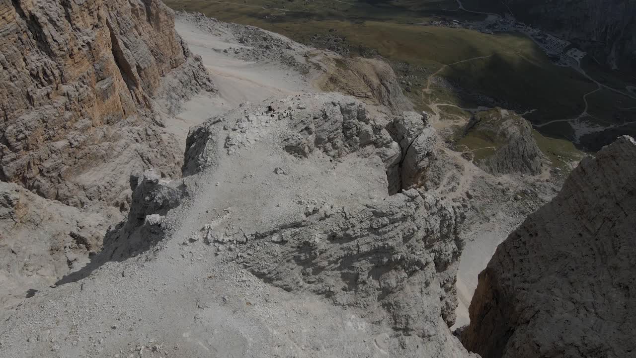 sendero de alta montaña en dolomitas, vista aérea del espectacular pico de roca y abismo