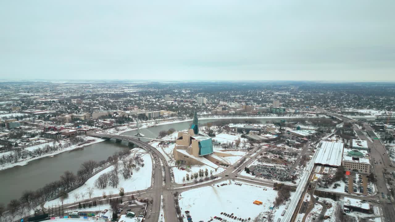 establecimiento del museo canadiense de los derechos humanos urbano winnipeg manitoba canada centro de la ciudad rascacielos edificios en la ciudad paisaje nublado horizonte nieve invierno drone 4k tiro órbita giratoria