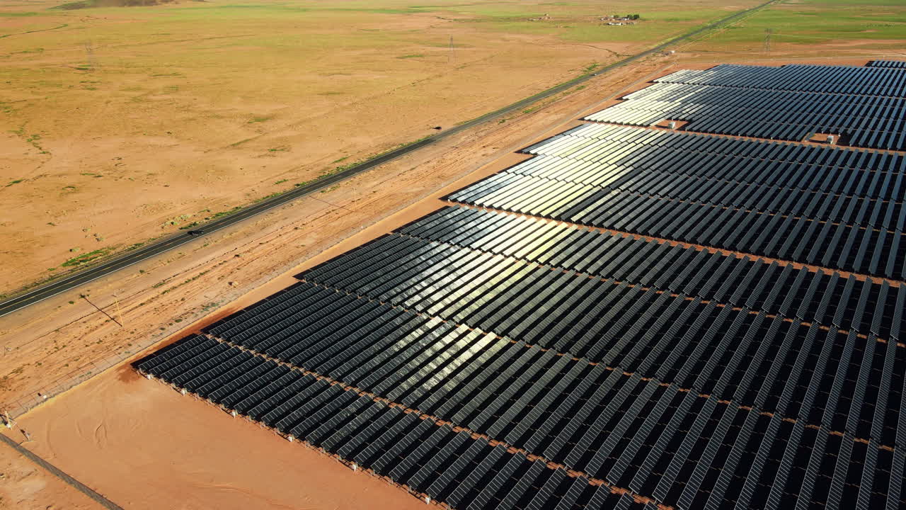 En drones udsigt over Arizonas solcellepark