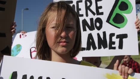 Chica-Con-Cartel-De-Cambio-Climático-En-Una-Protesta.