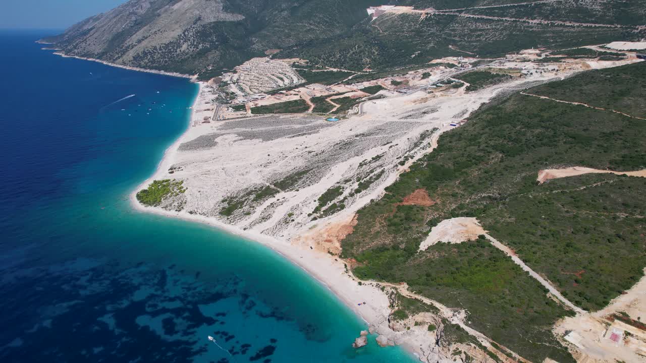 팔라사 비치 블리스: 깊은 푸른 바다, 산악 리조트 마을, 고급스러운 빌라와 함께 알바니아의 해안 낙원 - 관광과 부동산의 천국