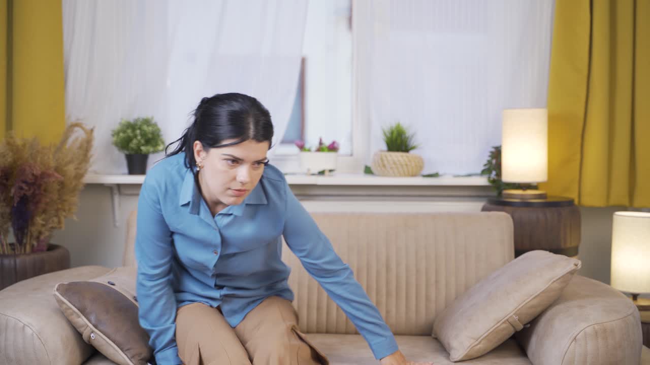 paranoid 젊은 여자가 집을 둘러보고 있습니다.