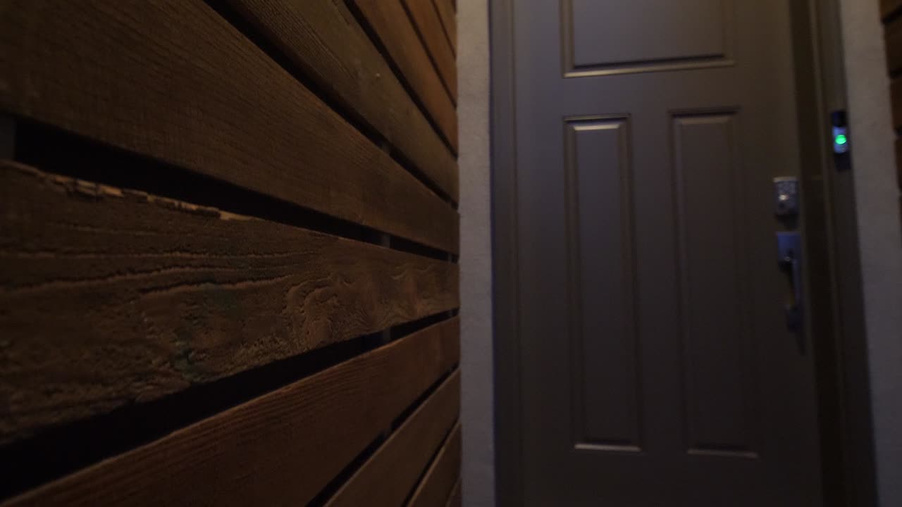 detalle de madera de la entrada de la casa se mueve hacia arriba