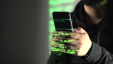 Cybersicherheitskonzept.-Hacker-Mit-Einem-Telefon