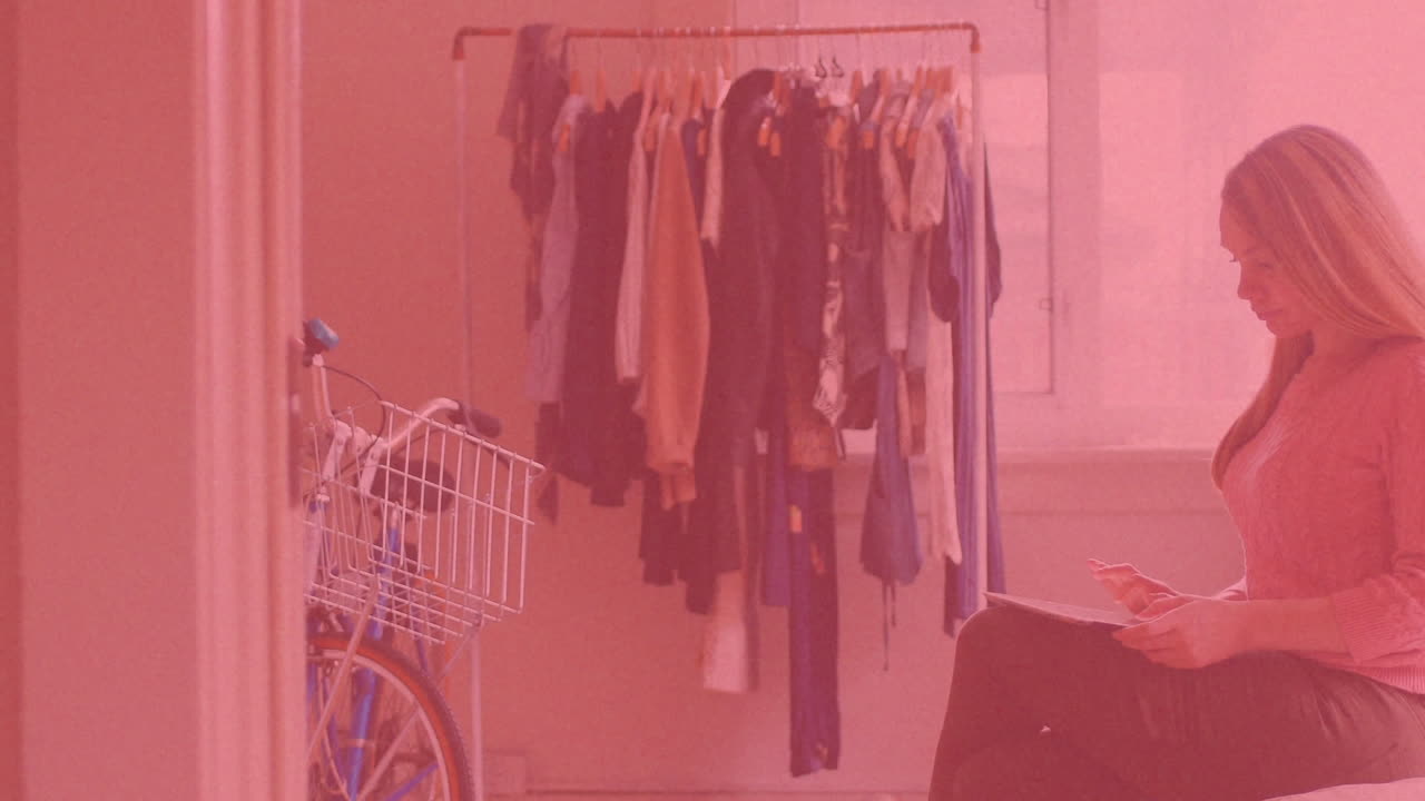 노트북에 글을 쓰는 백인 여성에 대해 이동하는 십자가와 함께 집에 머무르는 텍스트의 애니메이션