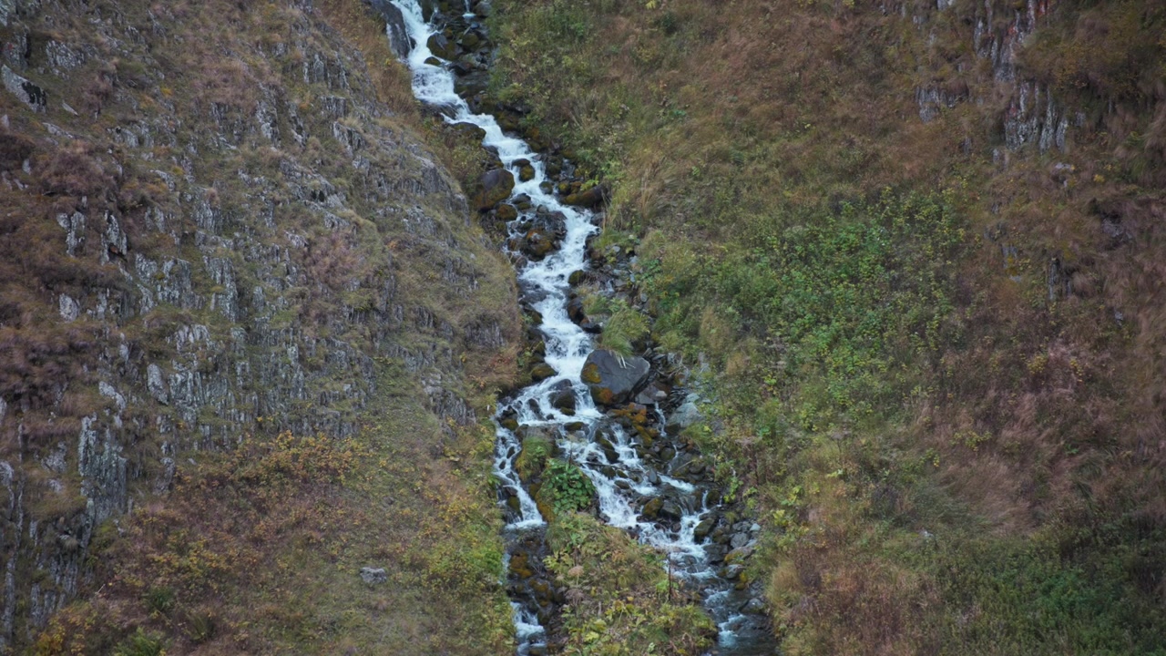 Cascata di montagna stretta