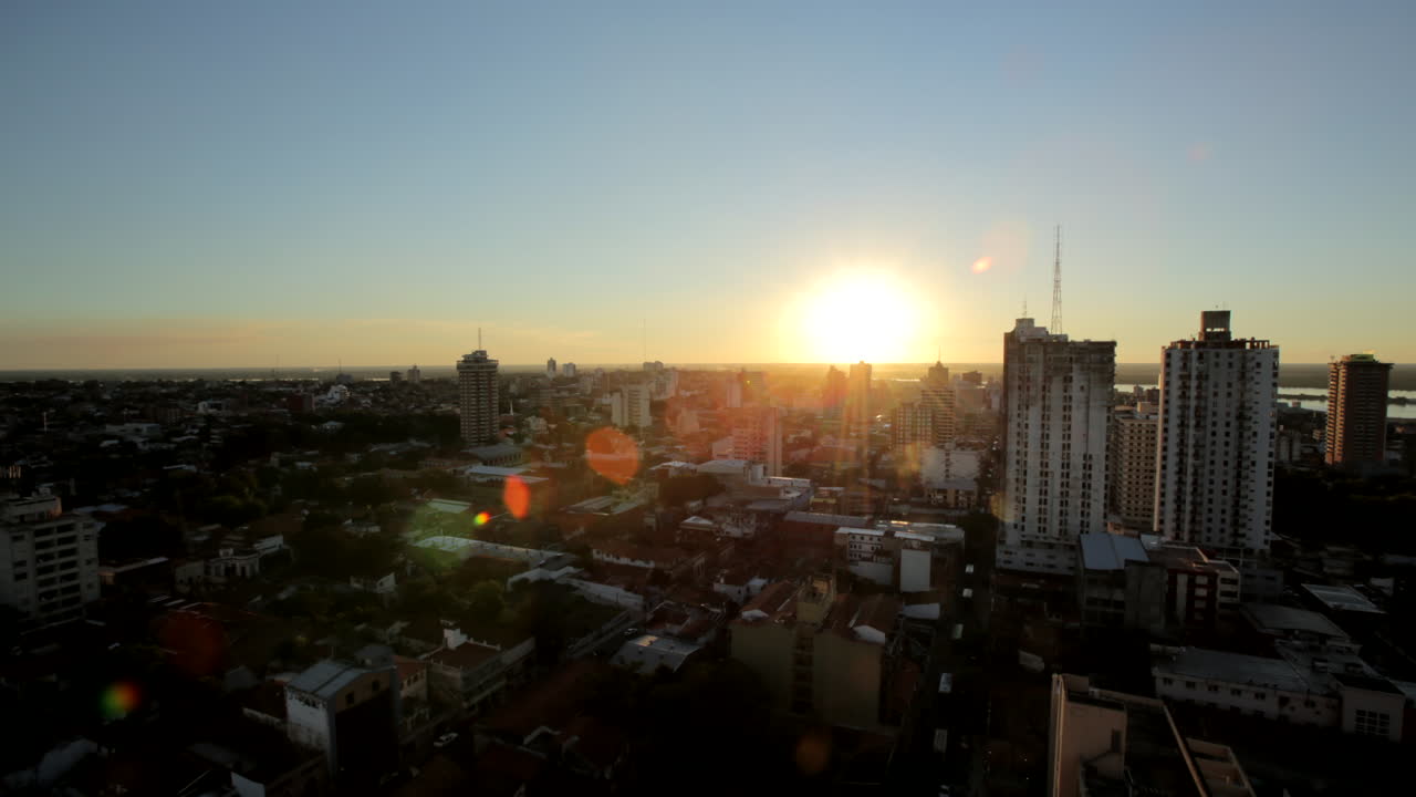 Um pôr do sol na cidade de Assunção