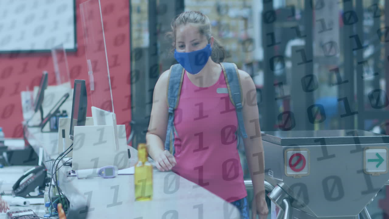 얼굴 마스크를 쓴 백인 여성이 손을 소독하는 바이너리 코딩의 애니메이션