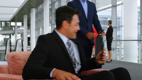 hombre de negocios saludando con un colega 4k