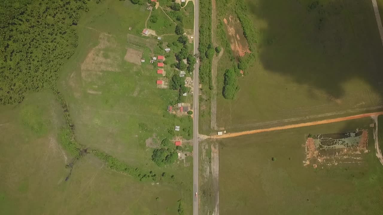 vista de pájaro de un camino recto a través de una sabana verde