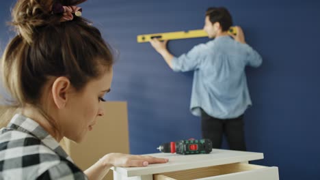 Video-Portátil-De-Una-Pareja-Joven-Trabajando-Durante-La-Mudanza.