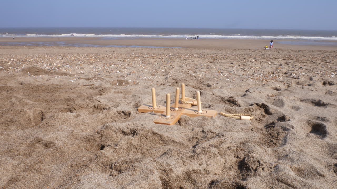 바다 옆 모래 해변에서 노는 가족과 함께 재미있는 후프 게임