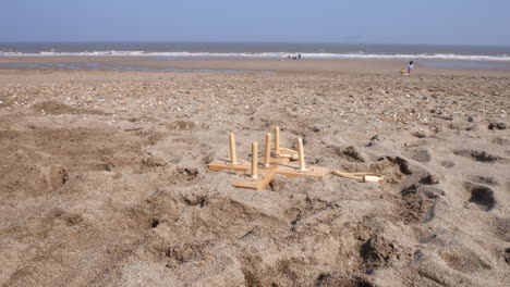 divertidos juegos de aro con una familia jugando en la playa en la arena junto al mar