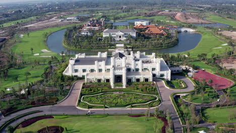 fotografía aérea de un lujoso clubhouse en un campo de golf en tailandia