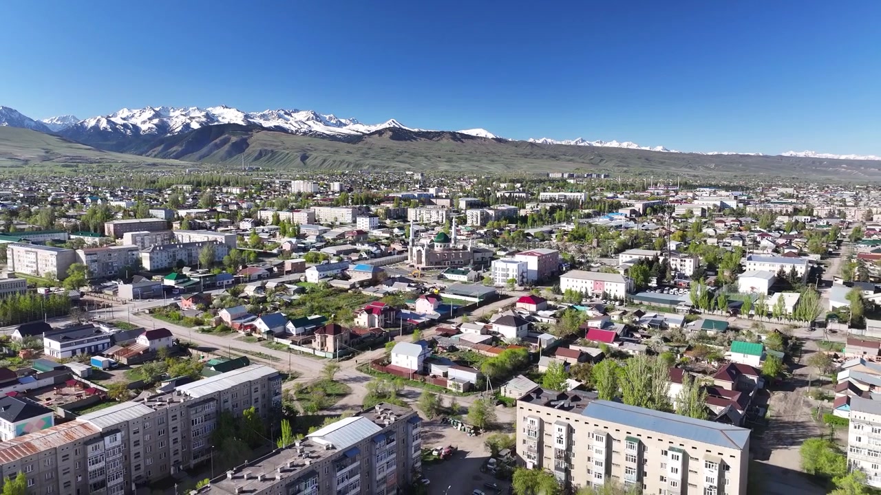 Kırgızistan'da güzel bir sabah, Karakol şehrindeki küçük İslami Cami'nin drone ile geri çekilme görüntüsü.