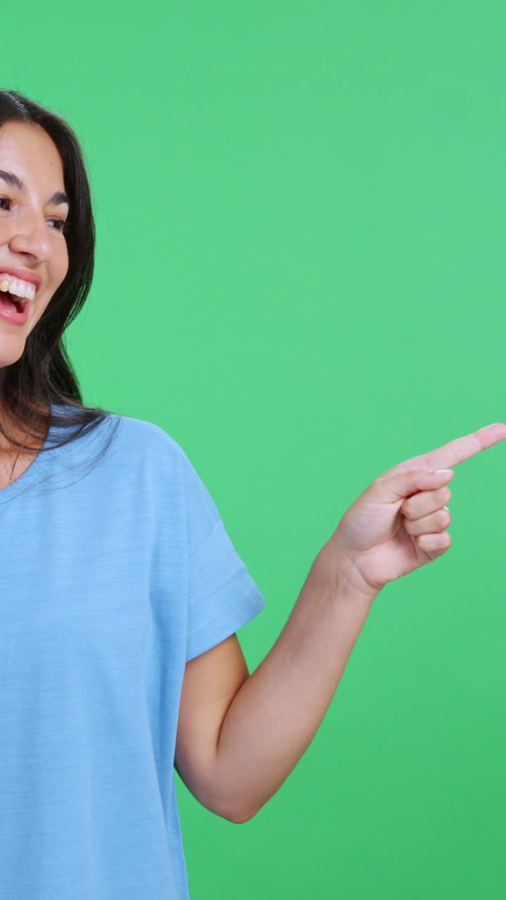 Bella donna sorridente che presenta un prodotto su sfondo green screen