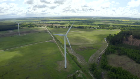 Umlauf-Um-Eine-Windkraftanlage-In-Nordeuropa