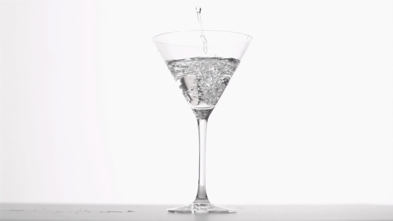 el licor fluye en cámara súper lenta.