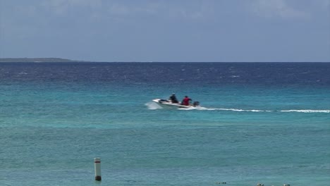 Kleines-Schnellboot-Im-Wunderschönen-Türkisfarbenen-Wasser-Von-Grand-Turk