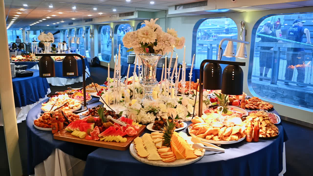 New York, USA, 1 agosto 2025: Ristorazione su nave da crociera con buffet elegante e decorazioni floreali. Lussuoso allestimento per banchetti su nave da crociera con fiori, candele e tavoli decorati