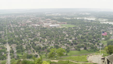 Vista-Desde-Grandad-Bluff-En-La-Crosse,-Wisconsin,-Con-Vista-A-La-Ciudad