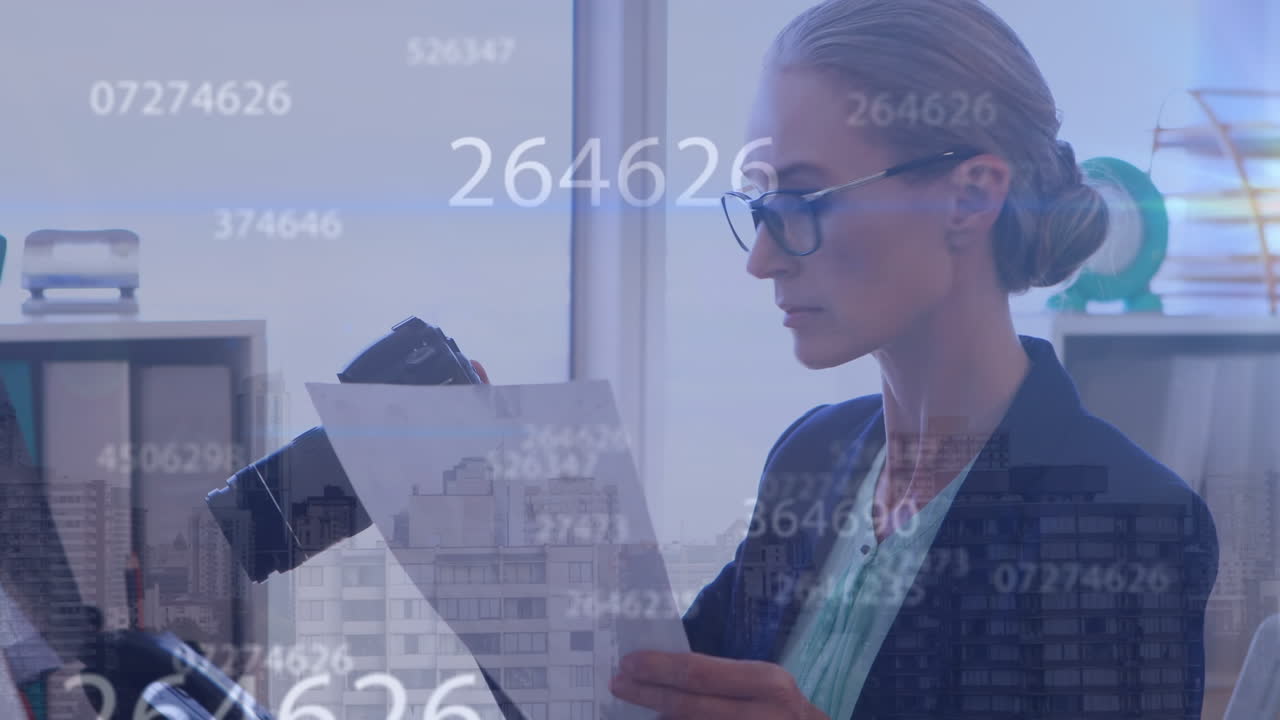 animación del procesamiento de datos sobre mujer de negocios caucásica en la oficina