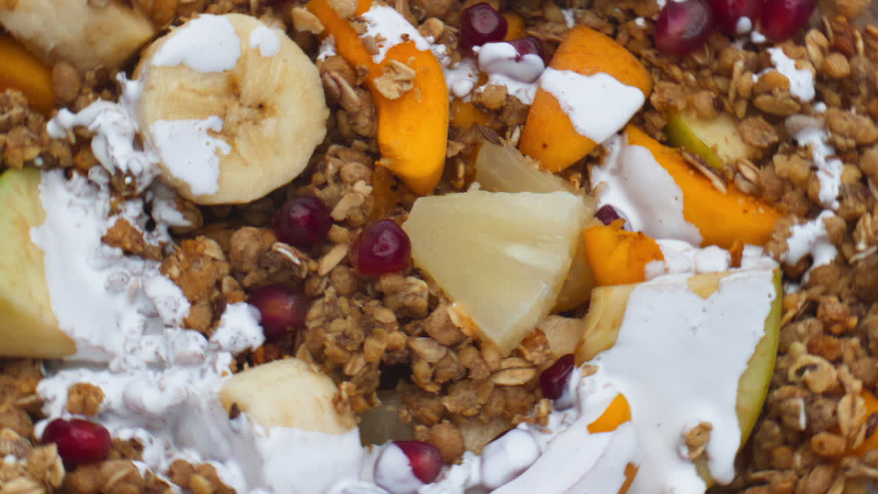 과일, 시리얼, 우유를 가까이 부어. 자연 요거트와 함께 그라놀라 준비.