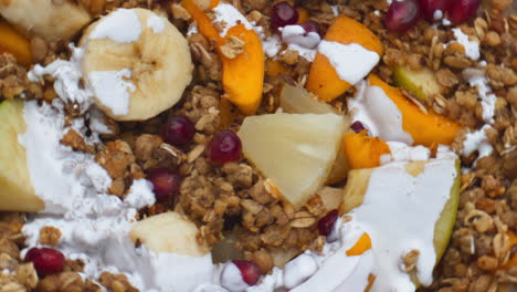 Obst,-Getreide-Und-Milch-Aus-Nächster-Nähe-Eingegossen.-Müsli-Mit-Naturjoghurt-Zubereiten.