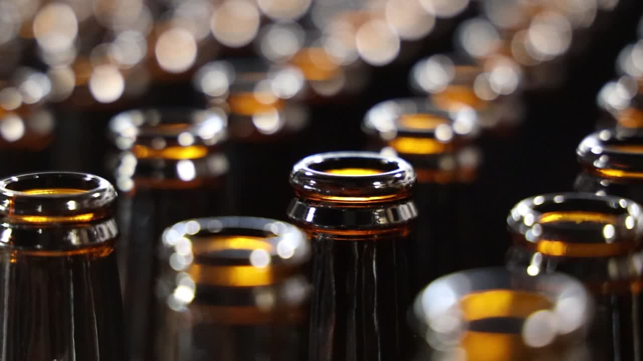 증류소 마치 (machi) 가 창고에서 맥주를 병에 담고 있다.