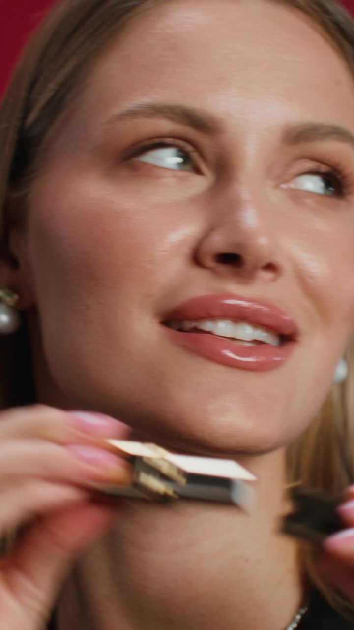 Donna che applica rossetto