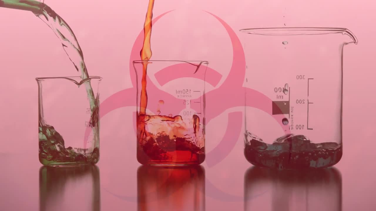 signo de peligro para la salud con líquido que fluye en un vaso con covid-19 que se propaga sobre un fondo rojo