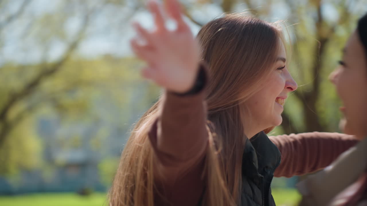야외 모임에서 진심 어린 교감이 오가는 순간, 십 대가 야외 재회 중 눈물을 글썽이며 애정을 표현하고, 젊은이가 공원 재회에서 따뜻한 포옹으로 아시아인 친구를 위로합니다.