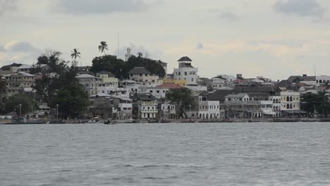 vista de la ciudad de lamu en la isla de lamu desde un barco