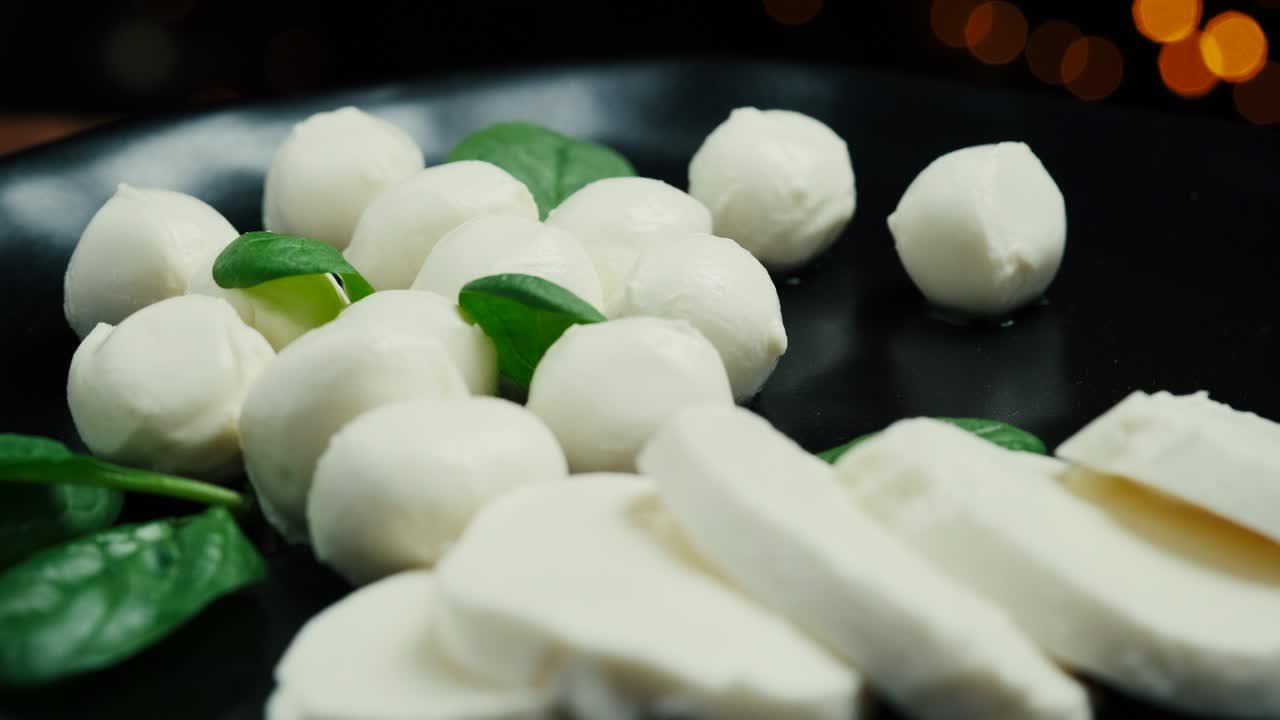 색 모자라 치즈 볼, 검은 접시에 스파나치 잎