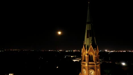 Viernes-13-Noche-De-Luna-Llena-Revelada-Más-Allá-De-Un-Hermoso-Campanario-De-La-Iglesia