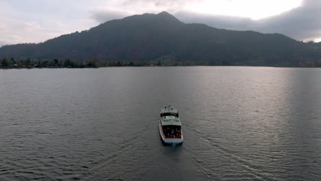 一艘乘坐游客的渡轮在湖边前往德国的湖边城市 - - 德国的tegernsee