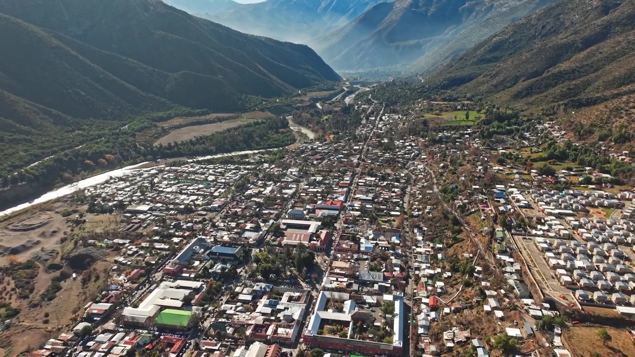 Cảnh quay trên không bay lùi dần qua San Jose de Maipo, Chile.