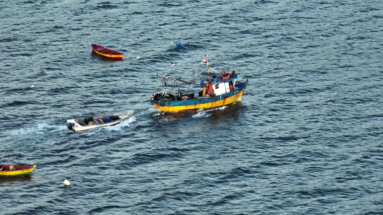 вид с воздуха на моторное рыболовное судно, плывущее по водам чили